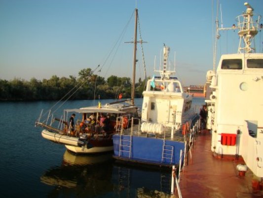 Velier capturat în apele Mării Negre: 33 de sirieni şi doi turci au fost reţinuţi